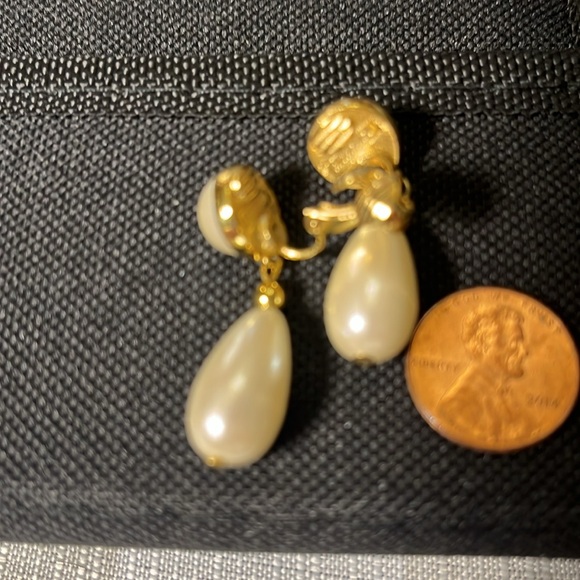 Vintage Richelieu faux pearl and gold drop clip on earrings - Picture 3 of 4